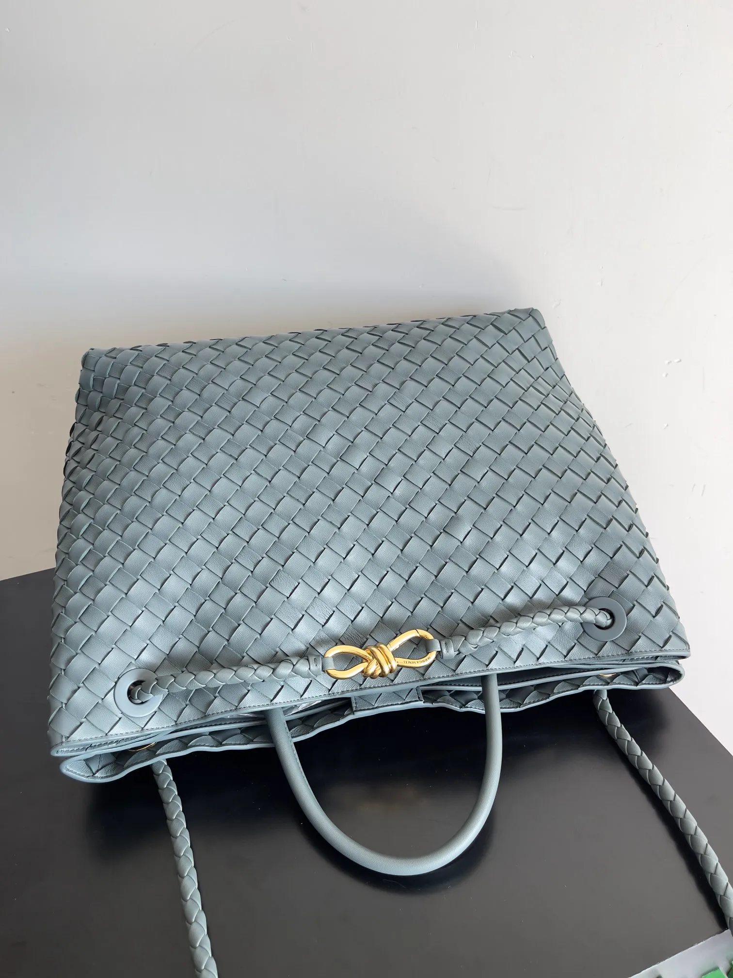 Batch 3760 Recently, the same style of bag that celebrities love is both high-end and practical. Michelle Yeoh, Kim Namjoon, Jing Boran, Tong Liya, Sun Qian, Wu Qianyu, Du Juan, Ma Yili and Bai Baihe are all carrying Bottega Veneta summer series Andiamo handbags. Andiamo has a simple structure and rounded lines. The whole piece is made of Nappa leather. It is comfortable, soft and dynamic. It adds interest to daily life and can be easily matched with various styles. Andiamo handbags are available in three sizes: small, medium and large. There are many colors to choose from, which can meet different needs. You can really carry it whether it is daily or attending events. Style number: 743575 Size: 45*22*34 including handle height 44cm